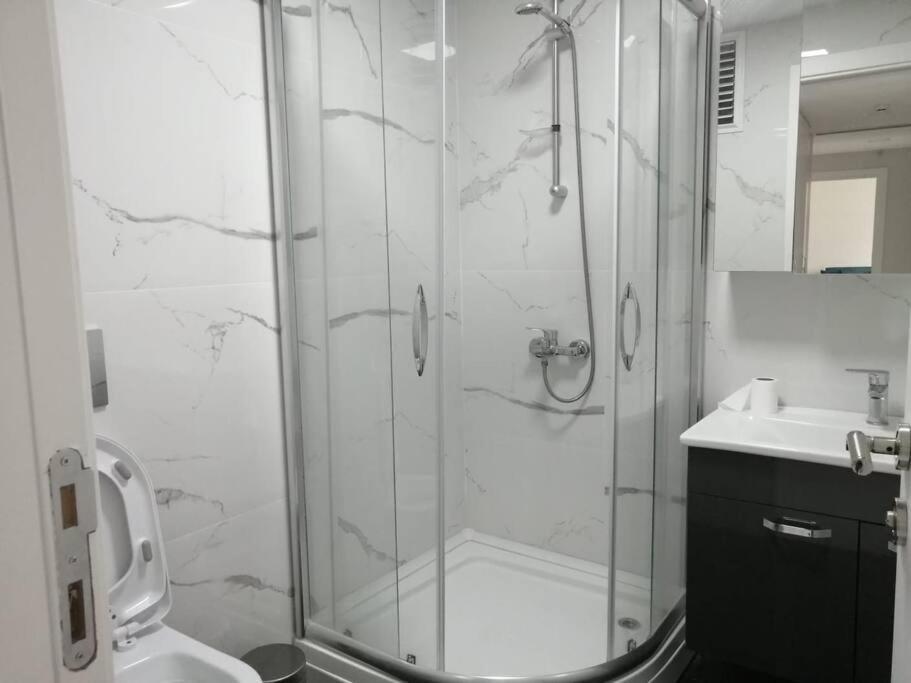 Sisli Apartment, 2 Bedrooms, 250 M Metro, New Modern Residence イスタンブール エクステリア 写真